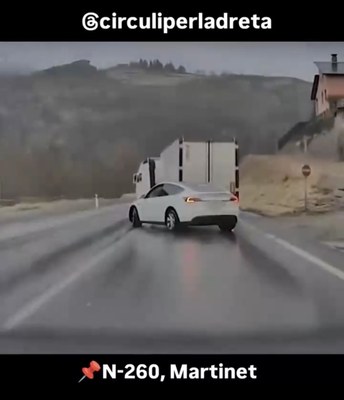 Un camioner bloca el pas envaint el carril contrari, a la carretera N-260 a Martinet, després de fer un avançament en línia contínua i frenar (Imatge: @circuliperladreta)