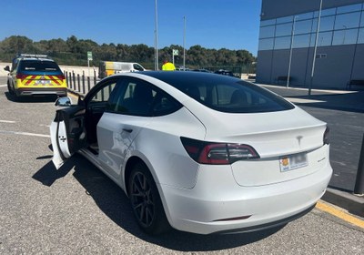 El taxi amb matrícula andorrana denunciat pels Mossos a l'aeroport de Reus (Foto: Mossos d'Esquadra)