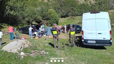 Intervenció dels Agents Rurals contra dos grups de visitants que feien acampada il·legal a la Vall Fosca, a l'àmbit del Parc d'Aigüestortes (Foto: Agents Rurals)