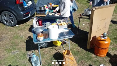 Imatge de detall d'alguns dels estris utilitzats per un grup de visitants que feia una acampada il·legal a l'àmbit d'Aigüestortes (Foto: Agents Rurals)