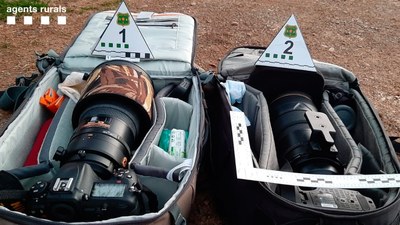 Càmeres requisades per una activitat fotogràfica no permesa sobre el gall fer (Agents Rurals)