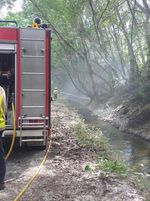 Extinció d'un incendi en uns marges a Fígols i Alinyà (Bombers Nargó)
