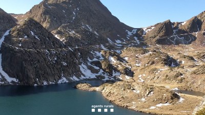 Denuncien uns practicants d''slackline' per instal·lar una corda damunt l'estany de Baborte (Foto: Agents Rurals)