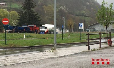 Camió accidentat (Foto: Bombers Generalitat)
