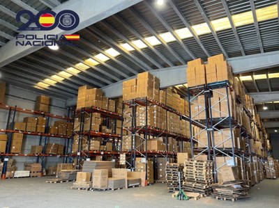 Magatzem inspeccionat en l'operatiu que ha desarticulat un entramat d’empreses que comercialitzava mobles de disseny exclusiu falsificats (Foto: Policia Nacional)