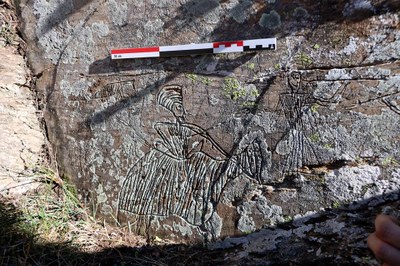 Detall d'un gravat medieval, descobert a la Vall d'Àssua, que reprodueix un cavaller (Foto: ACN)