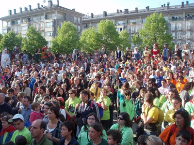 La plaça Joan Sansa, durant la cloenda de la festa de Ciutat Gegantera 2011 (Foto: arxiu RàdioSeu) 