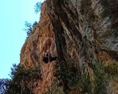 Desmuntatge d'una via d'escalada, habilitada sense permís, en una zona de cria del trencalòs (Foto: Agents Rurals)