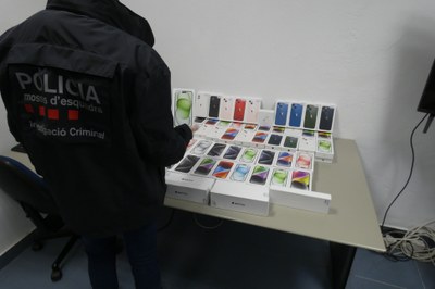 Els Mossos d'Esquadra mostren part dels telèfons i rellotges d'alta gamma recuperats del robatori a una botiga d'Andorra la Vella
