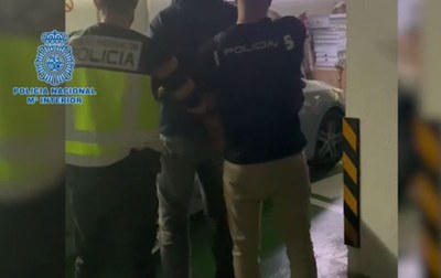 Agents de la policia espanyola treuen d'un vehicle el fugitiu brasiler acusat d'abusar sexualment de les seves fillastres (Foto: Policia Nacional)