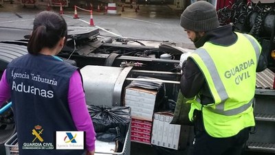 Tabac amagat en un dipòsit de gasoil (Foto: Guàrdia Civil)