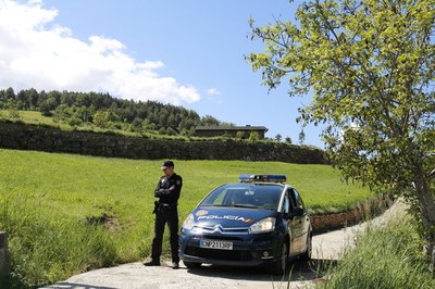 Agents de la policia espanyola i un vehicle a l'entrada de la casa registrada a Alàs i Cerc, propietat d'un soci de Rosell (Foto: ACN)