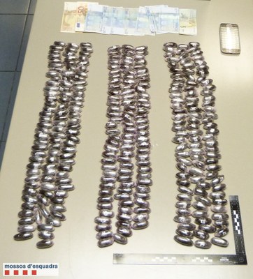 Embolcalls d'haixix interceptats en un control a la C-14 (Foto: Mossos d'Esquadra)