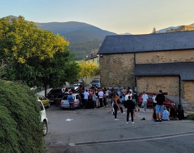 Un grup de joves bloqueja la circulació aquest diumenge a la matí al Rastrillo de Castellciutat, amb els Mossos a poca distància (Foto: cedida)