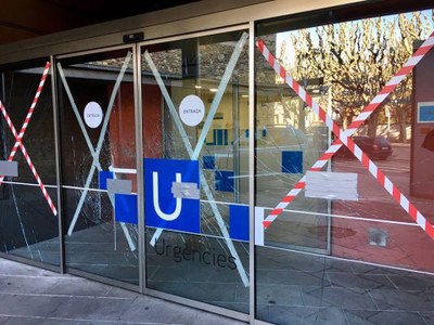 Danys a l'entrada del Sant Hospital de la Seu per un atac amb un mall