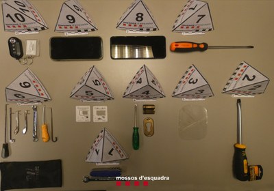 Detall del material intervingut pels Mossos d'Esquadra als tres homes detinguts i acusats de dos robatoris amb força en interior de domicili (Foto: Mossos d'Esquadra)