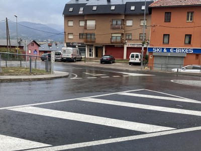 Confluència de les avingudes de Catalunya i del Segre a Puigcerdà, on aquest diumenge hi ha bolcat una carrossa de la Festa de l'Estany (Foto: RàdioSeu)