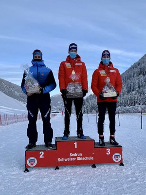 Jaume Pueyo (a l'esquerra), al podi dels Campionats de Suïssa 2021 d'esquí nòrdic (Foto: RFEDI)