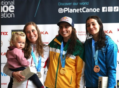 Núria Vilarrubla, Jessica Fox i Mònica Doria, al podi de C1F de la Copa del Món a Augsburg (Foto: ICF)
