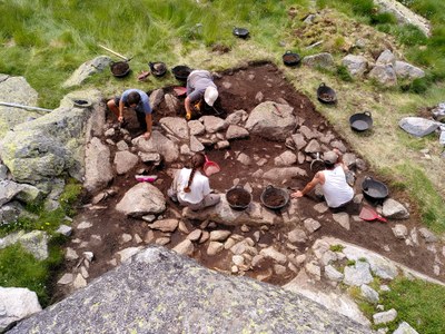 Excavació de les restes d'una casa de l'Edat del Bronze antic (Foto: ACN) 