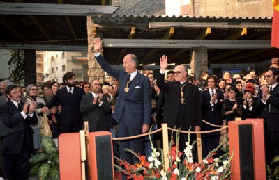 Valéry Giscard d'Estaing a la plaça Príncep Benlloch d'Andorra la Vella, l'any 1978, acompanyat de Joan Martí i Alanis (Foto: Arxiu Nacional d'Andorra - Fons Fèlix Peig)