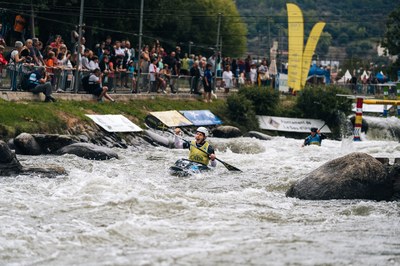 El suís Jan Rohrer, seguit per un nombrós públic, celebra la victòria en caiac cross al Parc Olímpic del Segre (Foto: Marc Etxaniz / Canoe Slalom Seu)