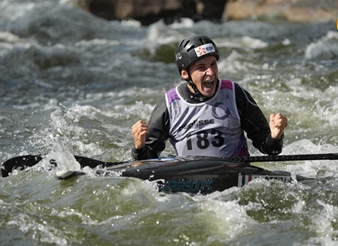Unai Oteiza celebra el títol de campió d'Europa U23 d'eslàlom en K1 (Imatge: Paddle Europe)