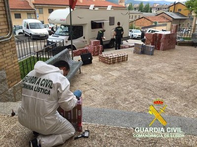 Agents de la Guàrdia Civil retirant el tabac de l'autocaravana (Foto: Guàrdia Civil)