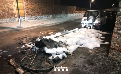 Incendi de contenidors d'escombraries, el desembre passat, al camí de la Palanca de la Seu d'Urgell (Foto: Bombers Generalitat)