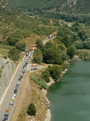 Cues a causa d'un accident a la C-14 a Coll de Nargó (Foto: Rosa Galano)