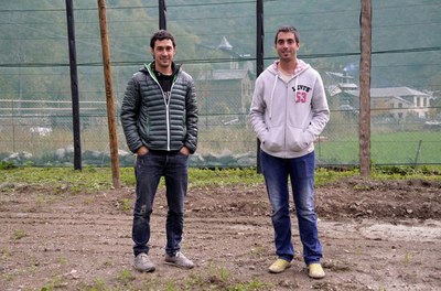 Joni Barroso i Eduard Marsan, els dos socis de la granja de cargols Rialp Treu Banya, al solar on hi haurà la instal·lació (Foto: ACN)