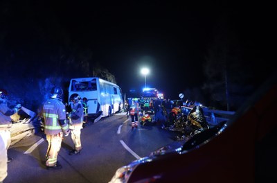 Atenció als ferits en l'accident d'autocar al coll del Pimorent (Foto: Prefectura Pirineus Orientals)