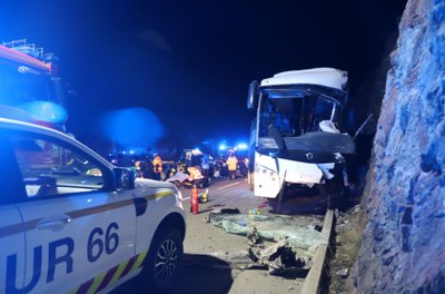 Estat en què ha quedat l'autocar sinistrat aquest diumenge al coll del Pimorent, amb el resultat de dos morts i més de trenta ferits (Foto: Prefectura Pirineus Orientals)