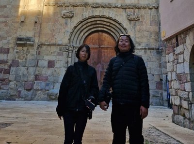 Els dos periodistes japonesos davant de la Catedral de la Seu d'Urgell (Foto: Diputació de Lleida)