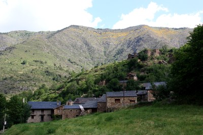 Nucli de Civís on es veu de fons la muntanya que, abans de l'ampliació, ja formava part del Parc Natural de l'Alt Pirineu (Foto: ACN)