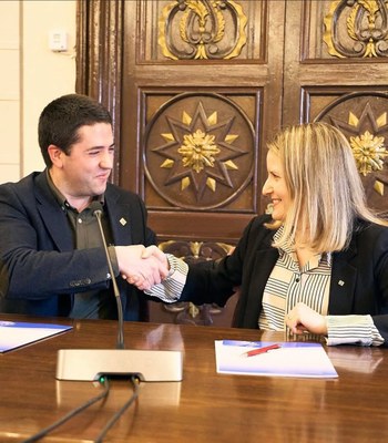Joan Barrera i Mònica Martínez Bravo han signat el conveni per a la construcció d'una residència per a la gent gran a la Seu (Foto: Ajuntament de la Seu)