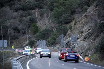 Vehicles circulant per la C-13 després de la reobertura amb pas alternatiu (Foto: ACN)