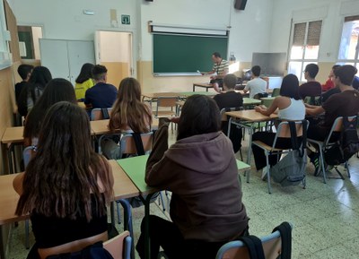 Alumnes atenent les explicacions del professor el primer dia de curs a l'institut de la Pobla de Segur (Foto: ACN)