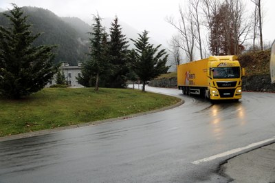 Un camió circulant per la N-230 a pocs metres de l'entrada de Vielha (Imatge ACN/Arxiu)