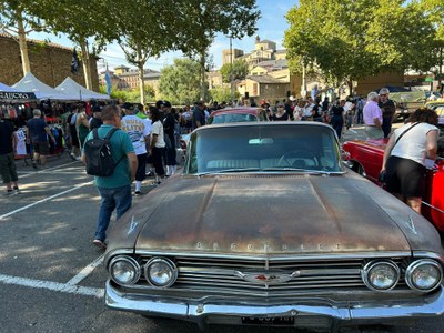Veïns i aficionats als cotxes passegen per l'aparcament Doctor Peiró durant la celebració del 7è Festival Rockabilly Pine Peaks (Foto: RàdioSeu)