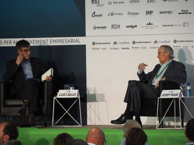 Josep Piqué conversa amb Lluís Caelles en el marc de la conferència-dinar de la Trobada Empresarial, a la Sala Polivalent de la Seu