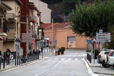 El carrer Comerç de Guardiola de Berguedà, una de les travessies urbanes que els visitants de cap de setmana aprofiten per esquivar cues de la C-16 (Foto: ACN)