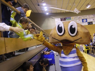 La mascota del Sedis, en acció