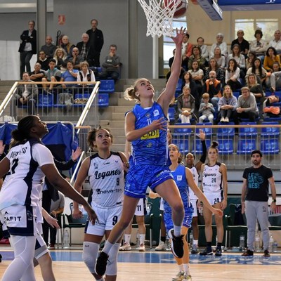 Jugada d'atac d'Ariadna Pujol en el partit Cadí La Seu-Innova TSN Leganés (Foto: Agustí Peña)