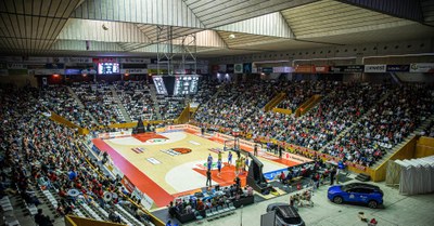 El Pavelló de Fontajau, ple de gom a gom per al clàssic Spar Girona-Perfumerías Avenida (Foto: David Subirana)