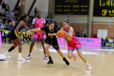 Jugada d'atac del Cadí La Seu en el partit a la pista de l'Hozono Global Jairis (Foto: HGJ / FEB)
