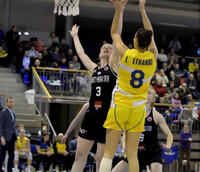 Llançament d'Irati Etxarri en el partit Cadí La Seu-Basket Hema (Foto: Agustí Peña)