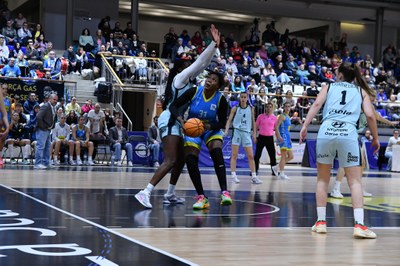 Jugada d'atac de Naingoma Coulibaly en el partit del Cadí La Seu amb l'IDK Euskotren (Foto: Agustí Peña)