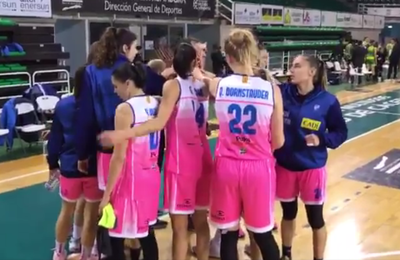 Les jugadores del Cadí La Seu celebren la victòria a la pista de l'Al-Qázeres (Imatge: Sedis Bàsquet)