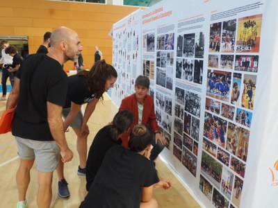 Una part de l'exposició del Centenari de la Federació Catalana de Basquetbol, instal·lada al Palau d'Esports de la Seu